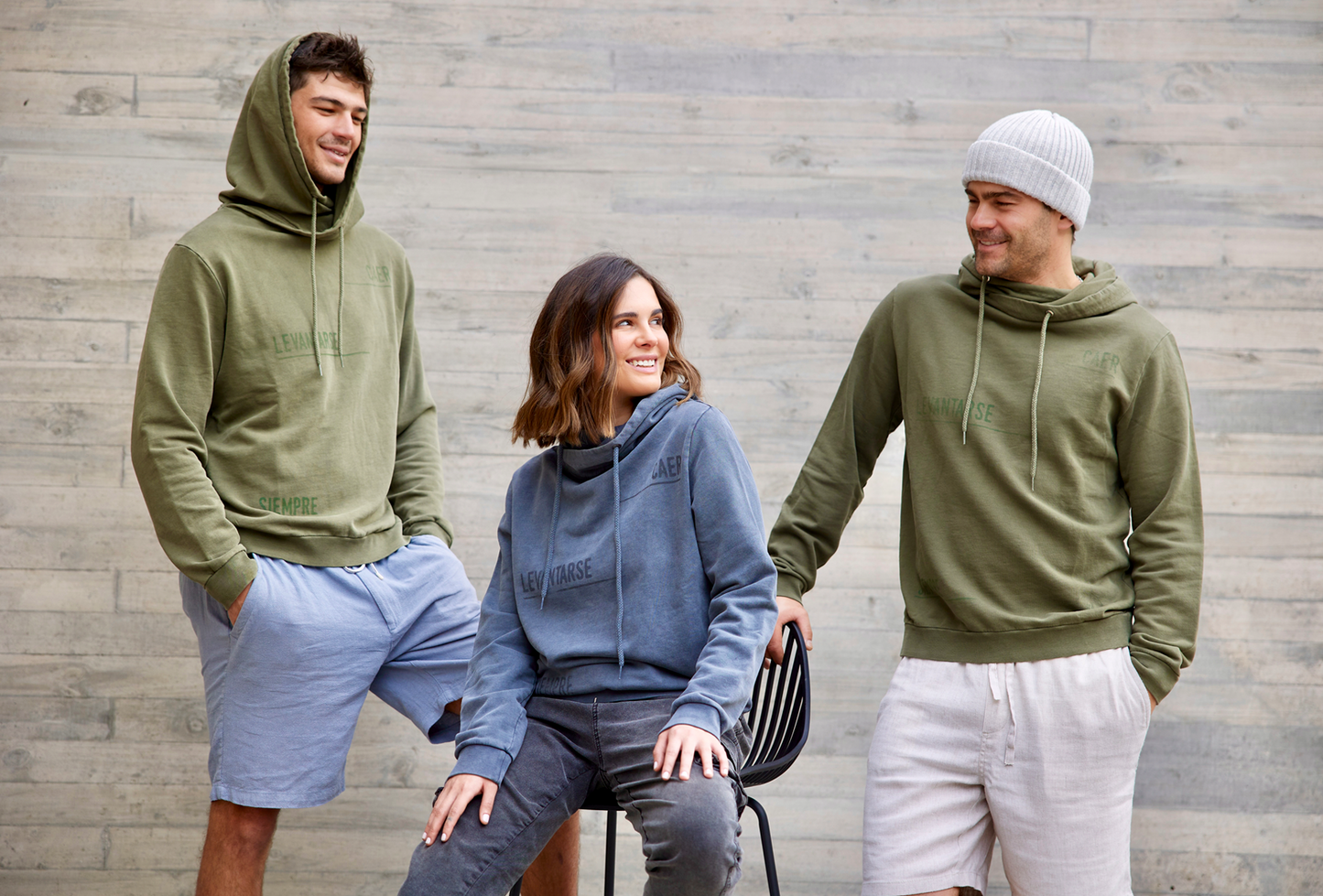 Polerón Millex Verde Oliva con cuello doble alto y capucha ajustable. Diseño en el frente que dice "caer levantarse siempre" en secciones. Fabricado con algodón de calidad.