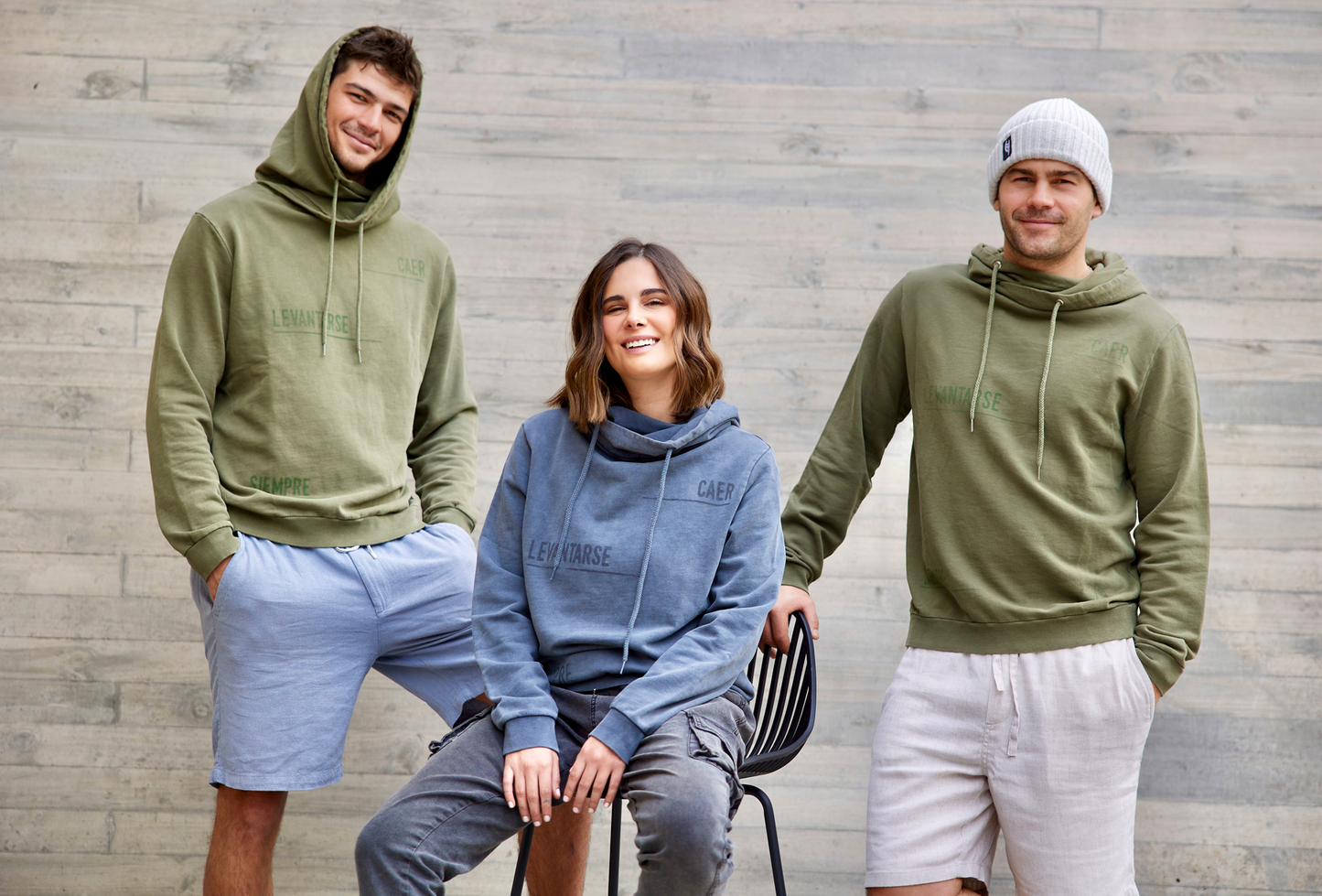 Polerón Millex Verde Oliva con cuello doble alto y capucha ajustable. Diseño en el frente que dice "caer levantarse siempre" en secciones. Fabricado con algodón de calidad.