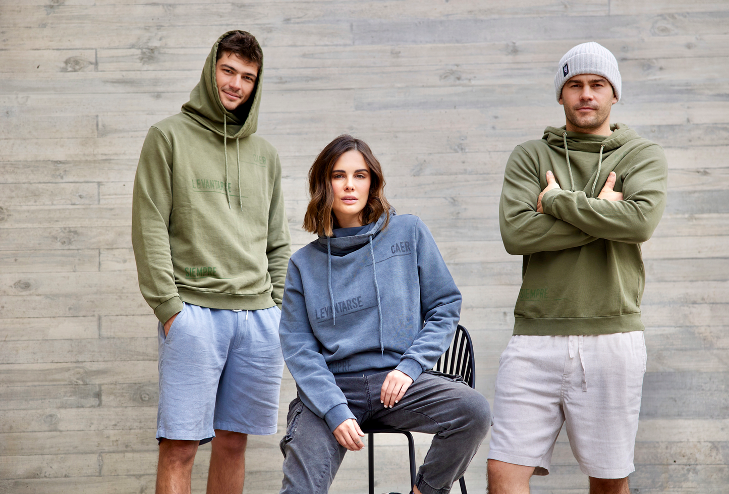 Polerón Millex Verde Oliva con cuello doble alto y capucha ajustable. Diseño en el frente que dice "caer levantarse siempre" en secciones. Fabricado con algodón de calidad.