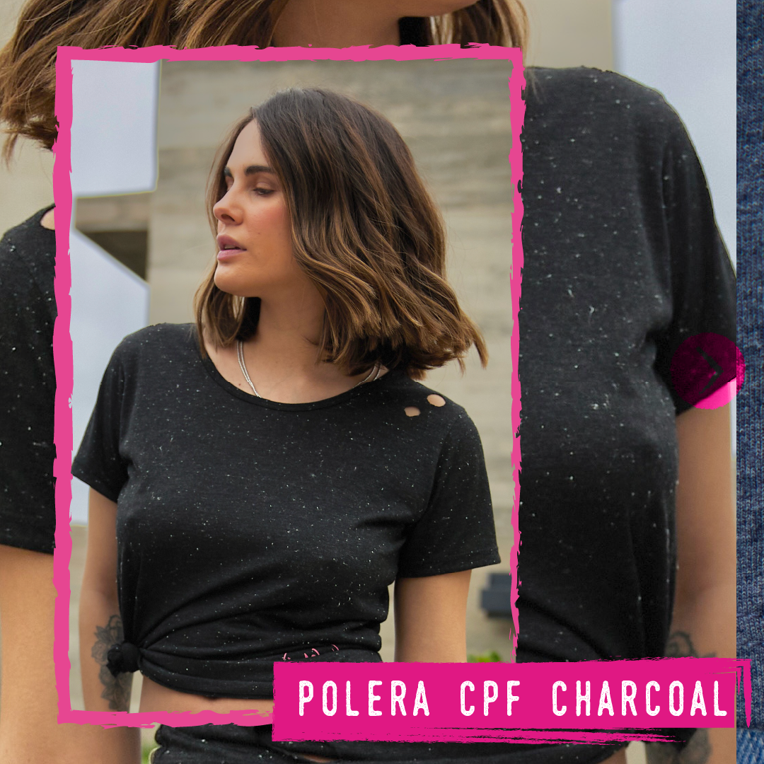 Polera CPF Charcoal de estilo vanguardista y versátil. Color negro con detalles de perforaciones en los hombros y la cintura. Logo negro estampado en el pecho. Manga corta y corte holgado.