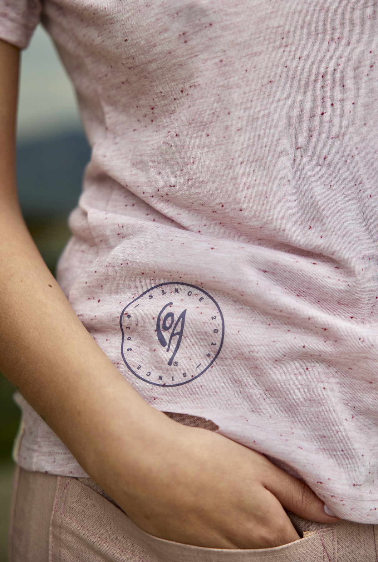 Polera CPF Malva de estilo moderno y femenino. Color malva con agujeros decorativos en los hombros y en la cintura. Logo negro estampado en el pecho. Manga corta y fit suelto.