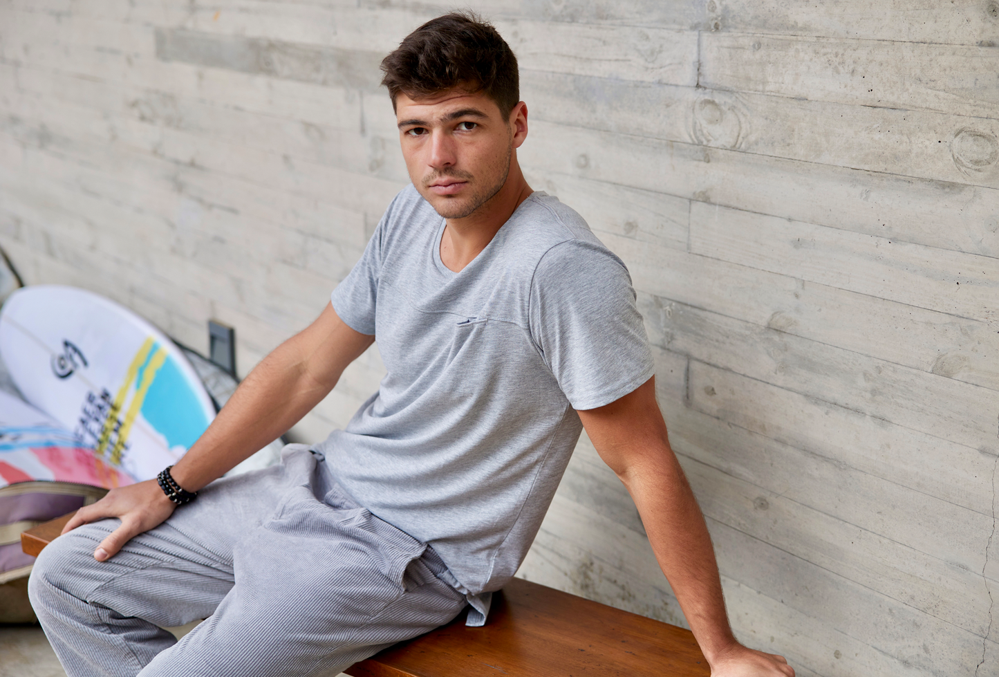 Estilo y funcionalidad en tu vestuario con nuestra Polera Pocket Gris. Esta polera cuenta con un bolsillo en el pecho reverse y presenta un diseño clásico con la parte trasera más larga y cortes en los costados. Confeccionada en suave algodón, ofrece un ajuste normal que combina comodidad y versatilidad.