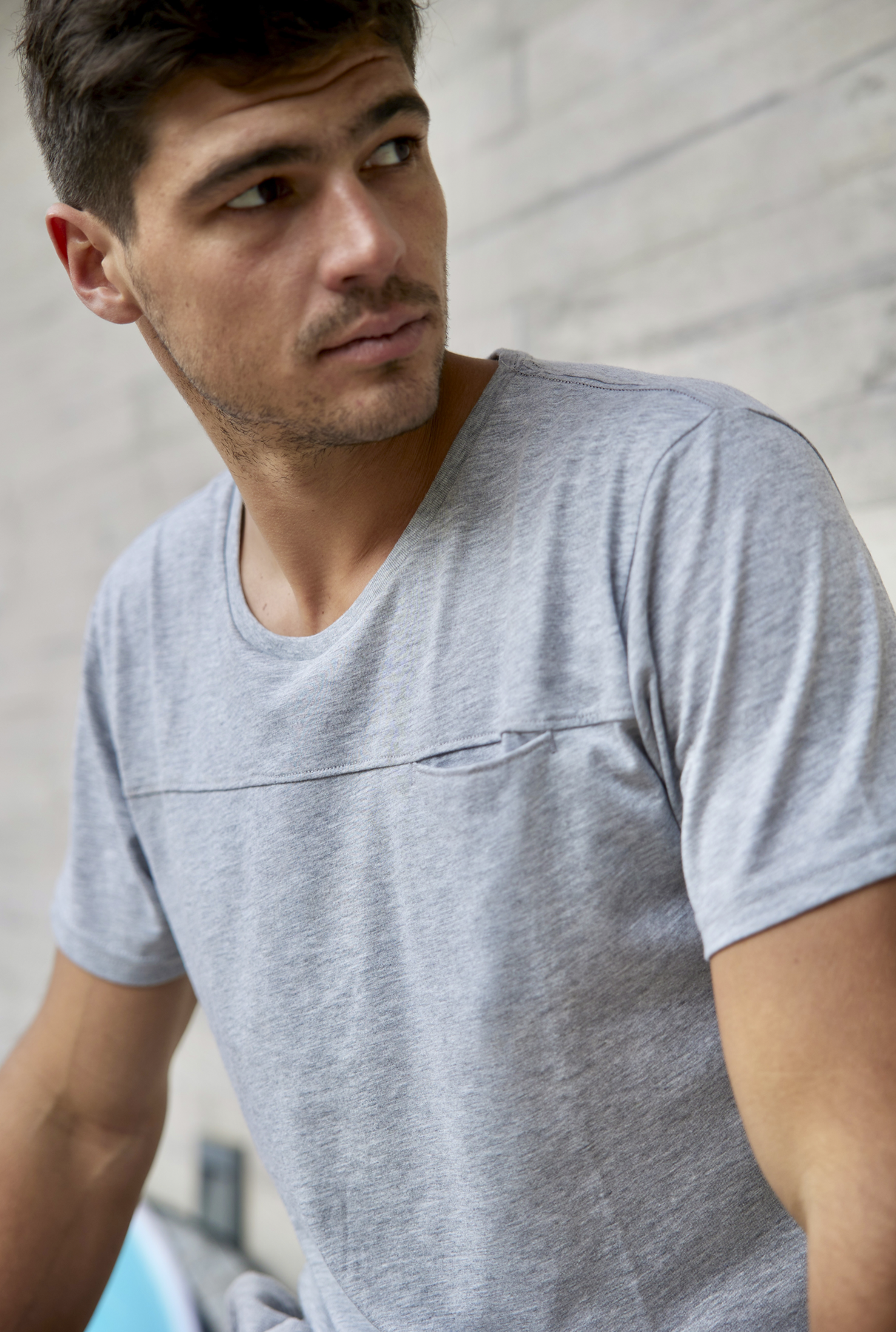 Estilo y funcionalidad en tu vestuario con nuestra Polera Pocket Gris. Esta polera cuenta con un bolsillo en el pecho reverse y presenta un diseño clásico con la parte trasera más larga y cortes en los costados. Confeccionada en suave algodón, ofrece un ajuste normal que combina comodidad y versatilidad.