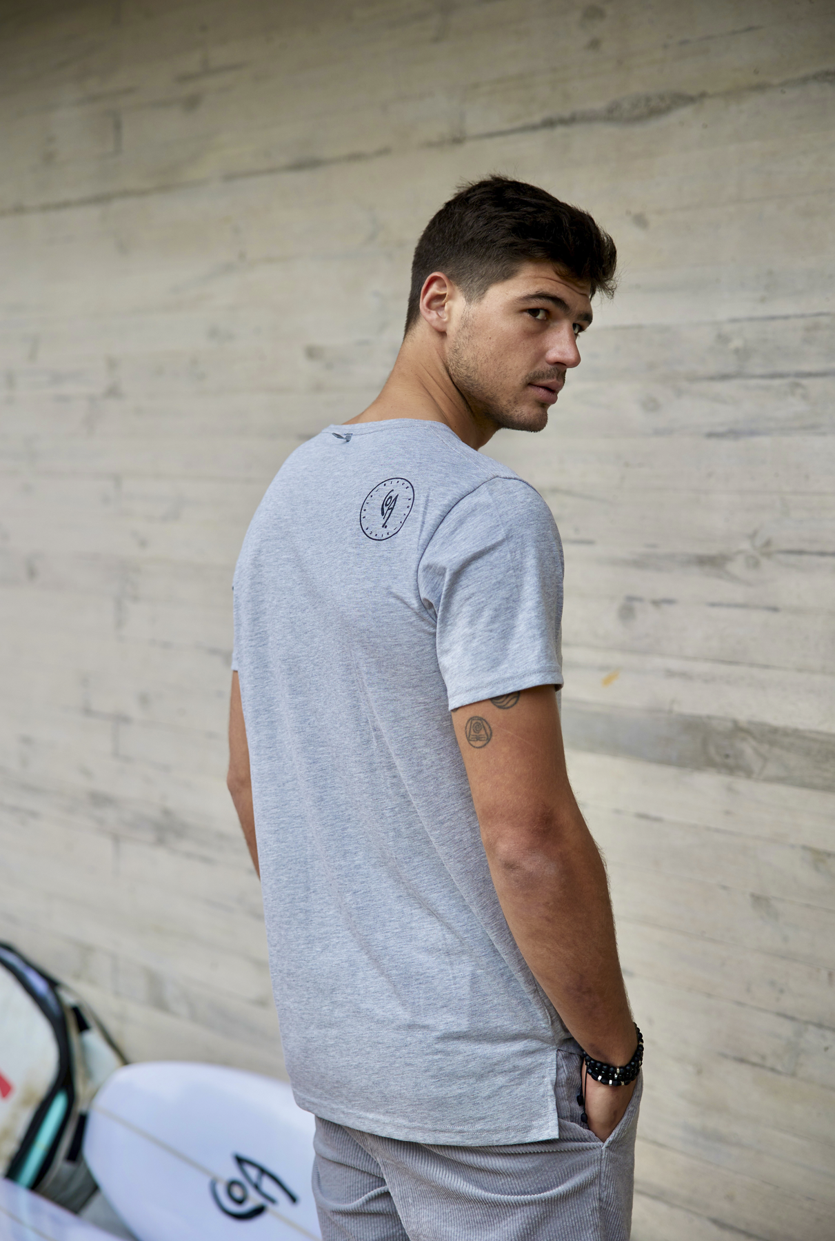 Estilo y funcionalidad en tu vestuario con nuestra Polera Pocket Gris. Esta polera cuenta con un bolsillo en el pecho reverse y presenta un diseño clásico con la parte trasera más larga y cortes en los costados. Confeccionada en suave algodón, ofrece un ajuste normal que combina comodidad y versatilidad.