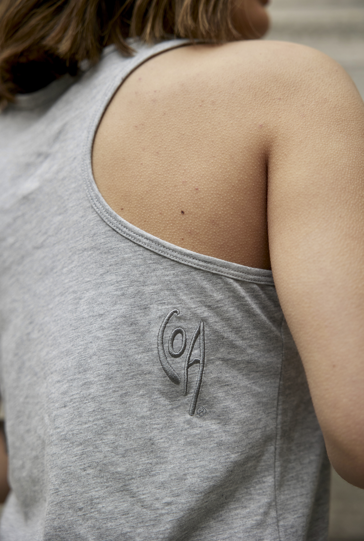 Polera Sampler Gris - Estilo deportivo y sofisticado para mujeres activas. Fácil de combinar y perfecta para todos los estilos.