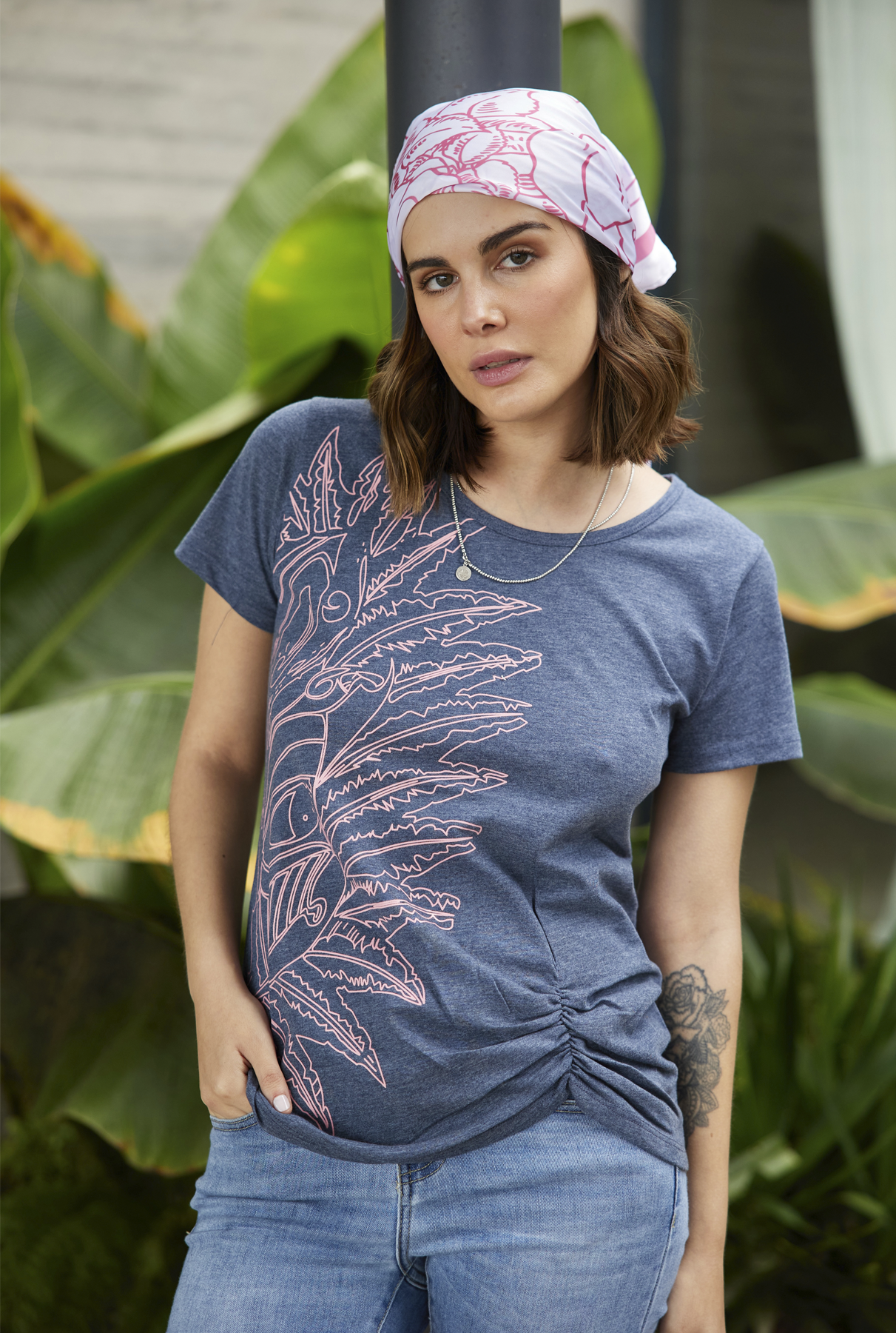 La Polera Tottem tiene un color azul vibrante con serigrafía de un tótem rosado en la parte delantera. Calce ajustado al cuerpo con elástico en la cadera.