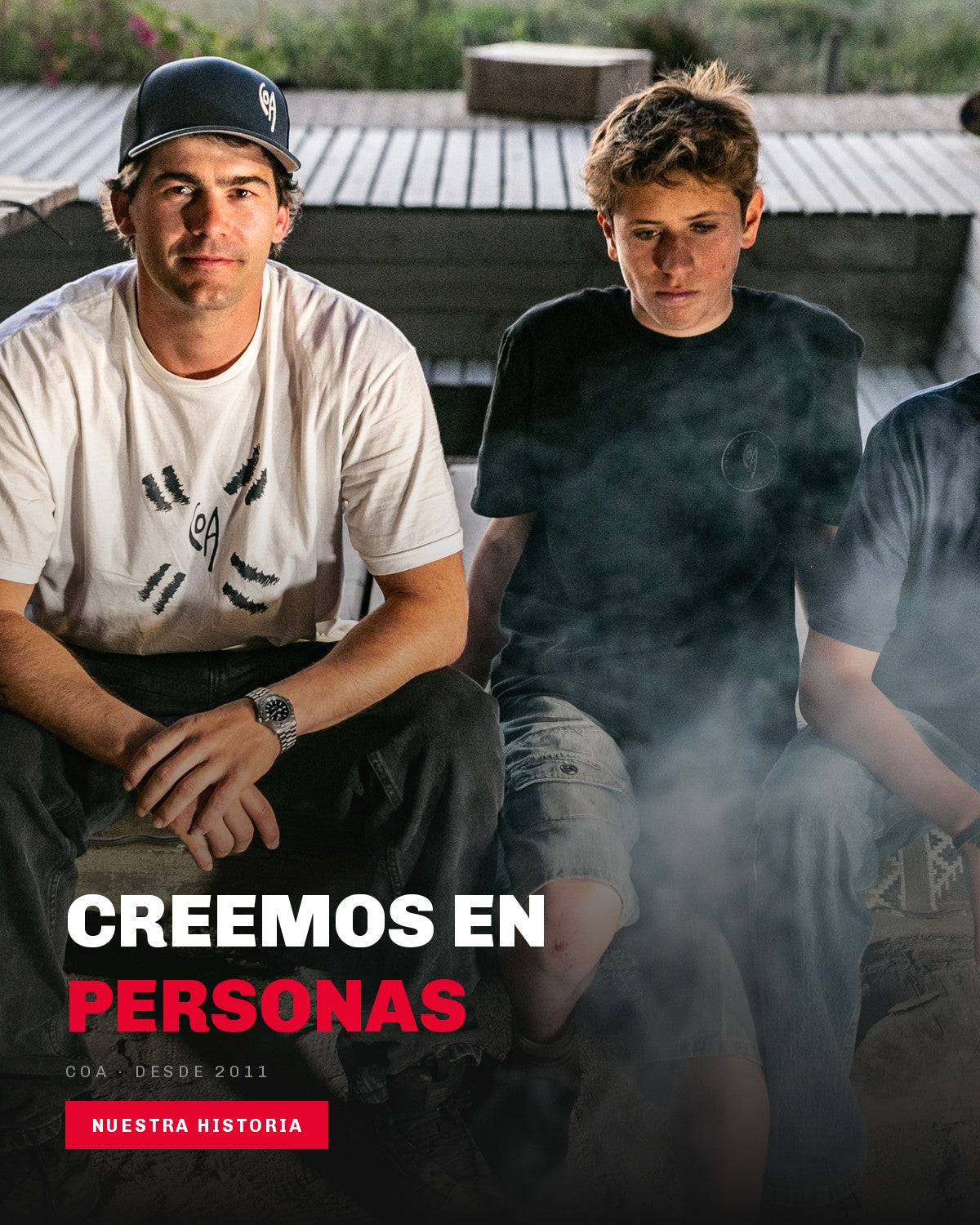 Grupo con poleras COA alrededor del fuego, version movil