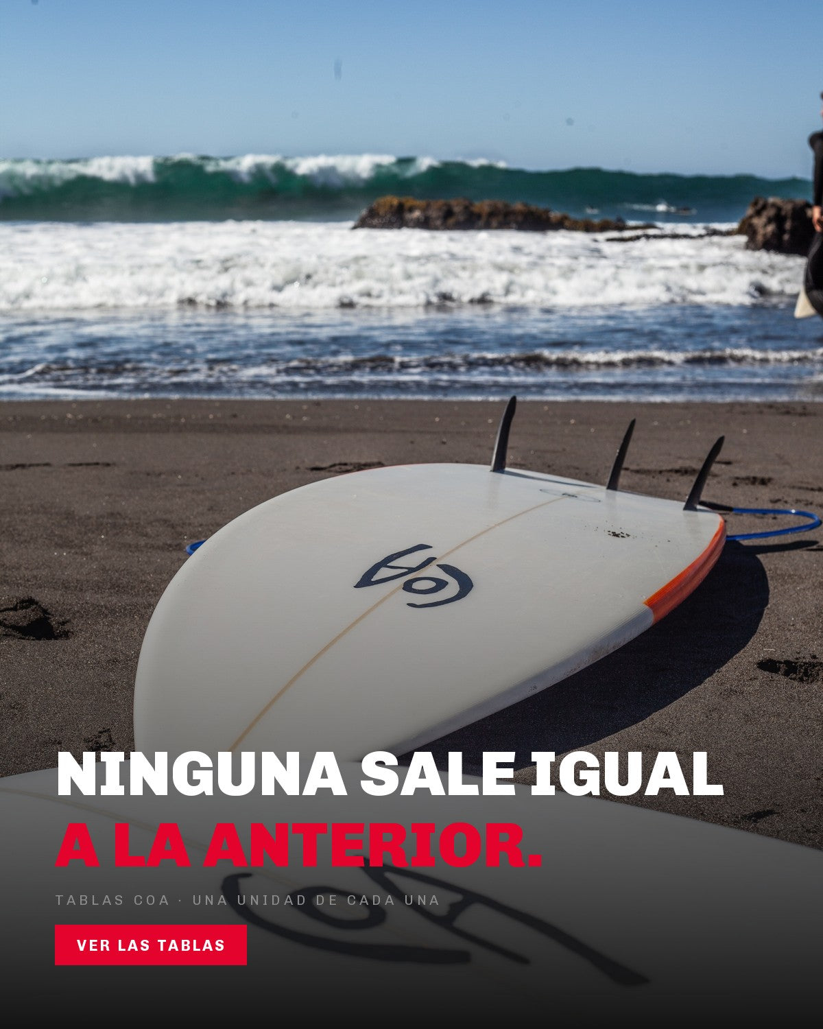 Tabla de surf COA en la arena con la ola detras, version movil