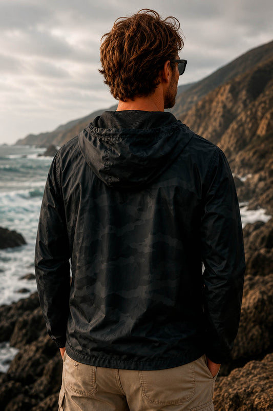 Cortaviento COA color camuflado negro, chaqueta liviana para surf y outdoor — vista trasera