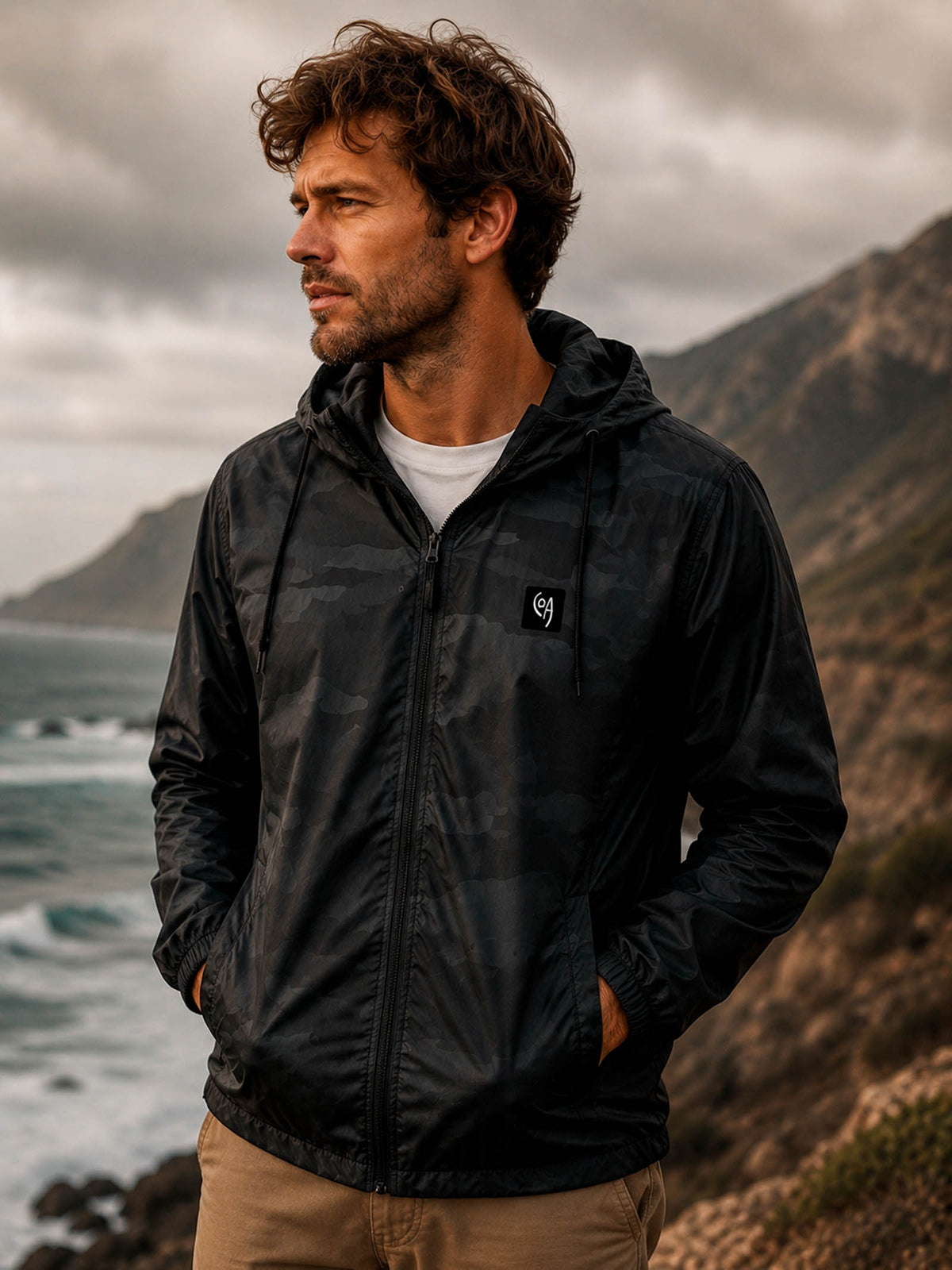 Cortaviento COA color camuflado negro, chaqueta liviana para surf y outdoor — vista frontal