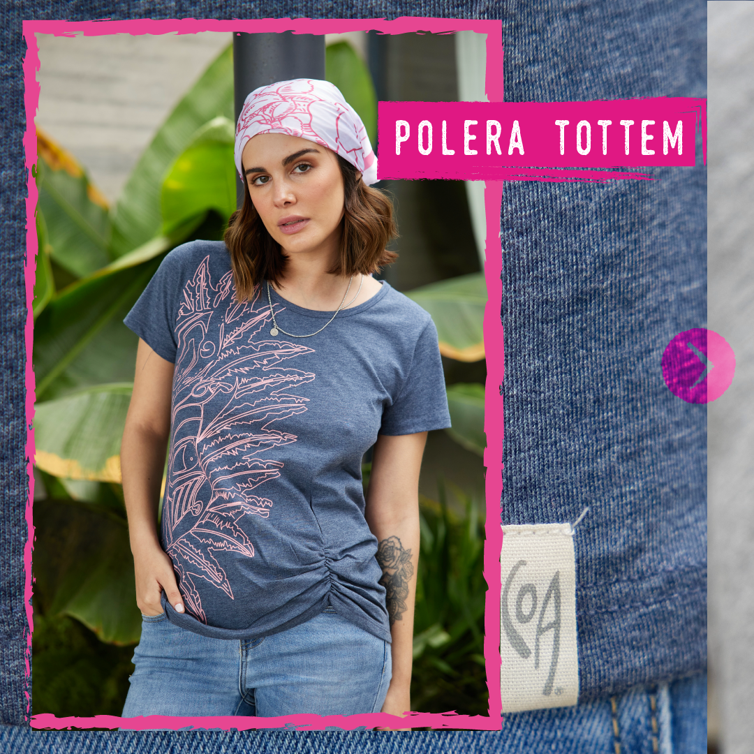 La Polera Tottem tiene un color azul vibrante con serigrafía de un tótem rosado en la parte delantera. Calce ajustado al cuerpo con elástico en la cadera.