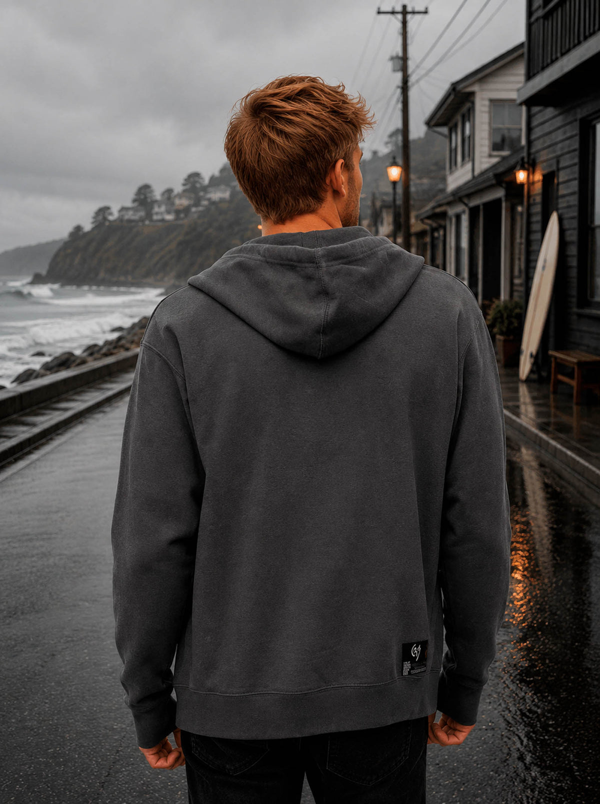 Polerón COA con capucha y cierre color gris, marca chilena de surf — detalle del estampado