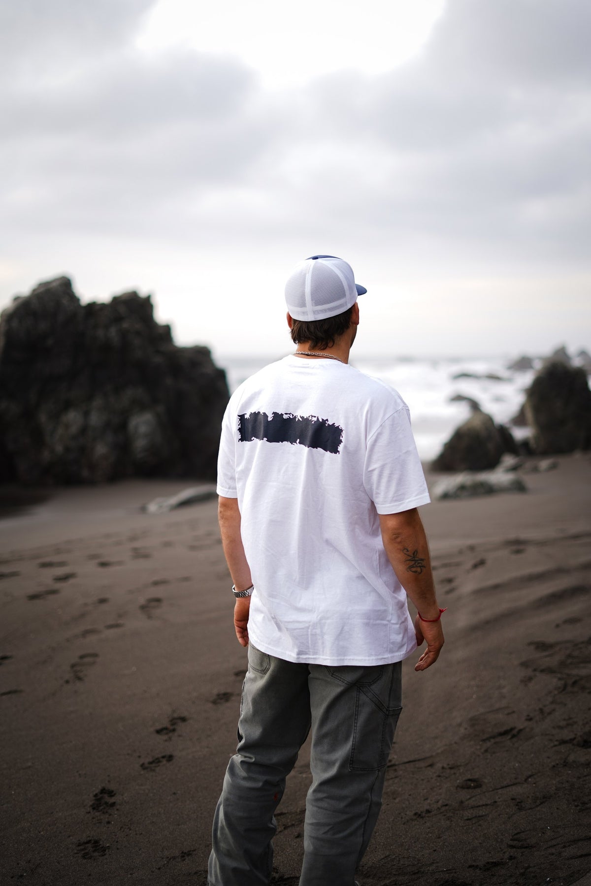 Polera Cicatriz blanca de COA vista por la espalda