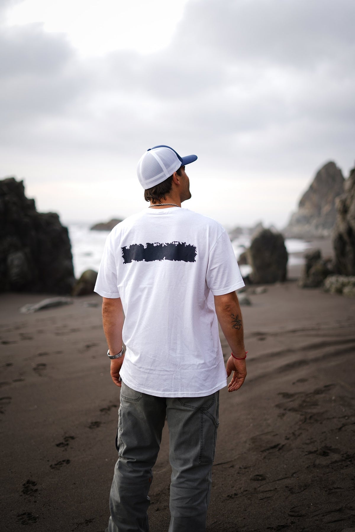 Espalda de la polera Cicatriz blanca de COA en la costa