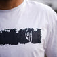 Detalle del estampado de la cicatriz en la polera blanca de COA
