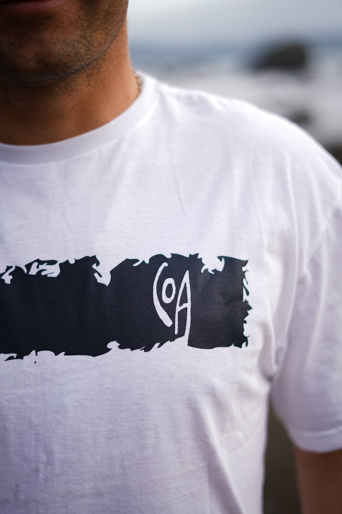 Detalle del estampado de la cicatriz en la polera blanca de COA