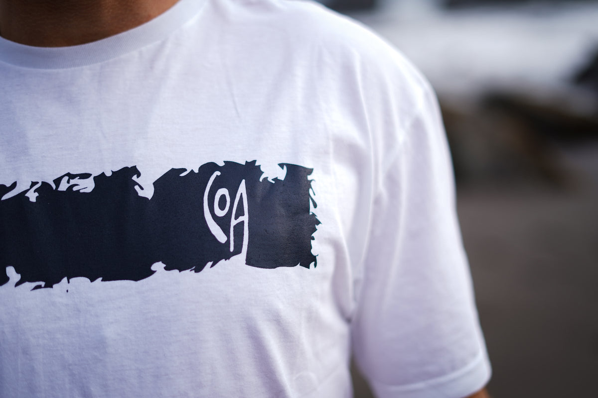 Detalle de la tela y el estampado de la polera Cicatriz blanca
