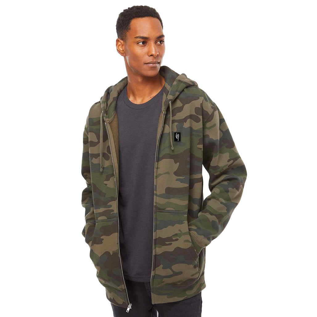 Polerón COA con capucha y cierre con estampado camuflado, marca chilena de surf — vista lateral